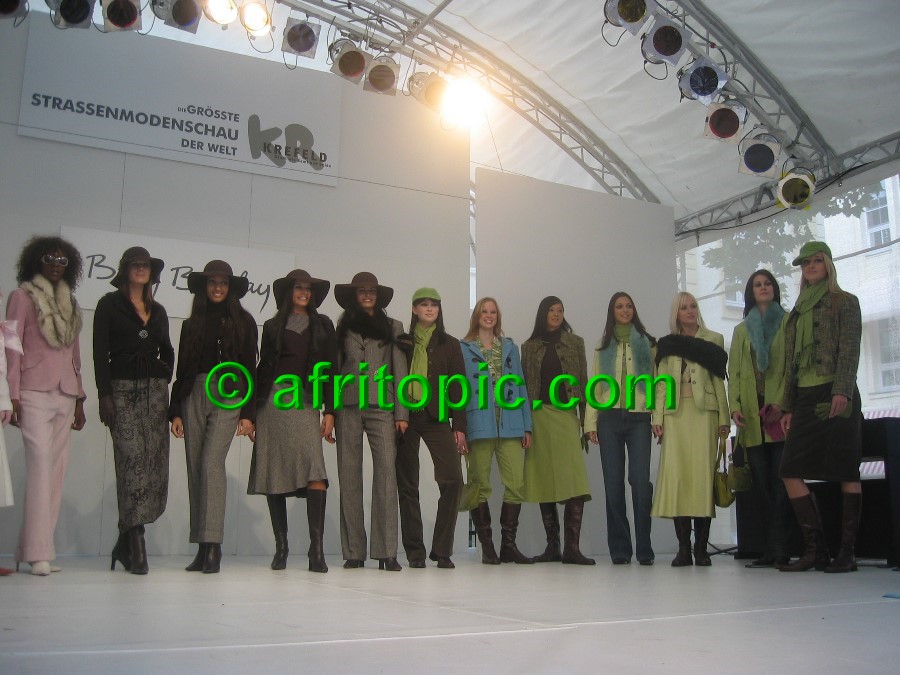 ../Images/Krefeld-Strssenmodenschau-2005 094.jpg